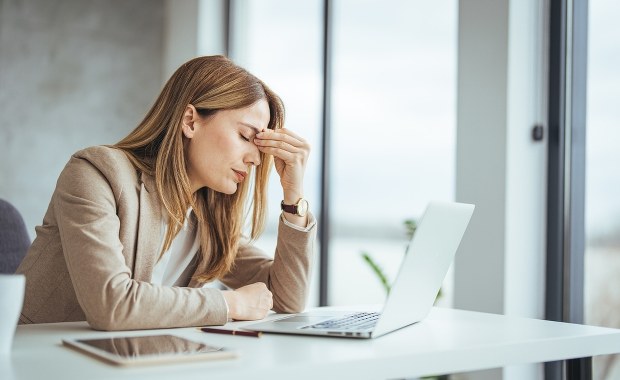 Ulga dla Twoich oczu przy komputerze. Optometrystka poleca 4 sposoby