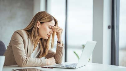 Ulga dla Twoich oczu przy komputerze. Optometrystka poleca 4 sposoby