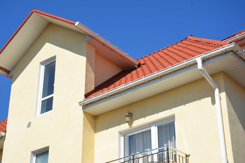 Ulga termomodernizacyjna przysługuje właścicielom domów jednorodzinnych, którzy ocieplili budynek, wymienili piec, wymienili okna, zamontowali fotowoltaikę albo pompę ciepła /123RF/PICSEL