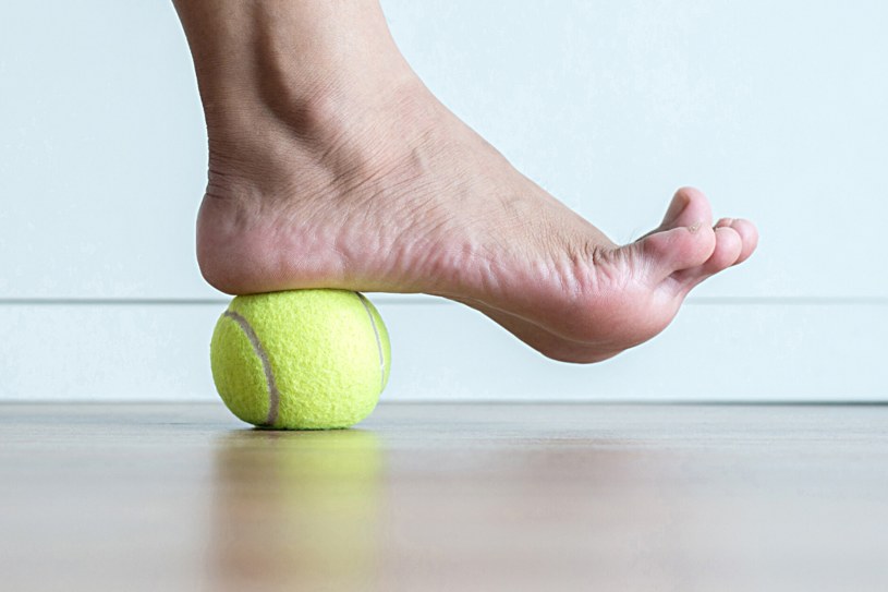 Ulgę przyniesie rolowanie pod stopami piłeczki tenisowej przez kilka minut każdego dnia /123RF/PICSEL