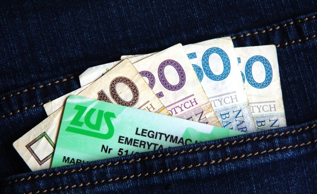 Ulgi w aptekach, zwolnienie z abonamentu RTV. Oto przywileje, które zapewnia legitymacja emeryta