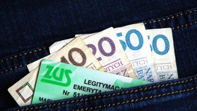 Ulgi w aptekach, zwolnienie z abonamentu RTV. Oto przywileje, które zapewnia legitymacja emeryta