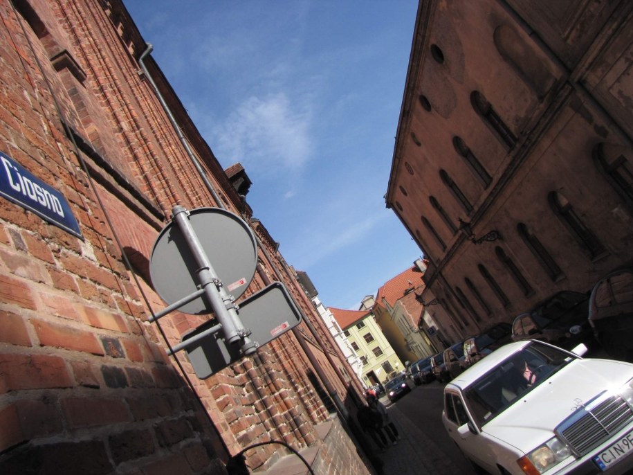 Ulica Ciasna w Toruniu. Na starówce każda ulica mogłaby się tak nazywać &nbsp;