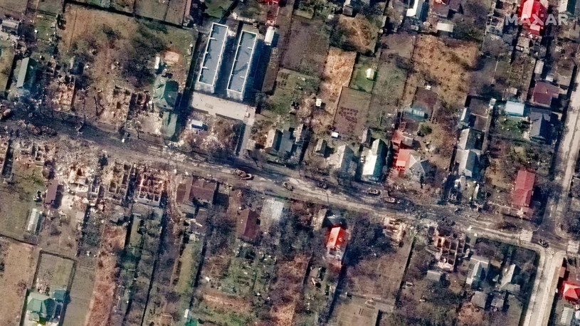 Ulica Dworcowa w Buczy, zdjęcie satelitarne wykonane 1 marca 2022 / źródło: MAXAR /domena publiczna