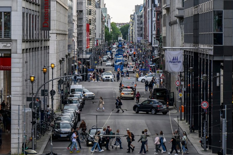 Ulica Friedrichstraße po przywróceniu ruchu samochodowego /AFP