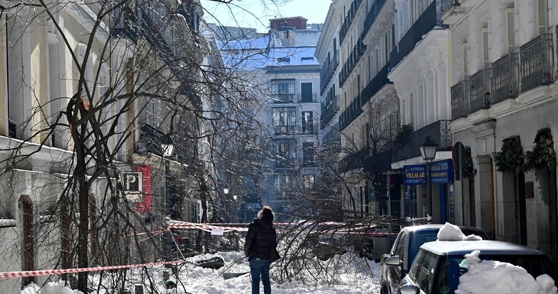 Ulica Madrytu zasypana śniegiem. /AFP