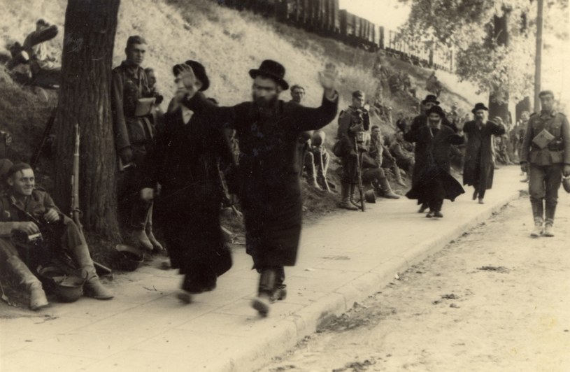 Ulica Poleska w Białymstoku w 1941 roku. Aresztowani Żydzi /Reprodukcja z archiwum FORUM /Agencja FORUM