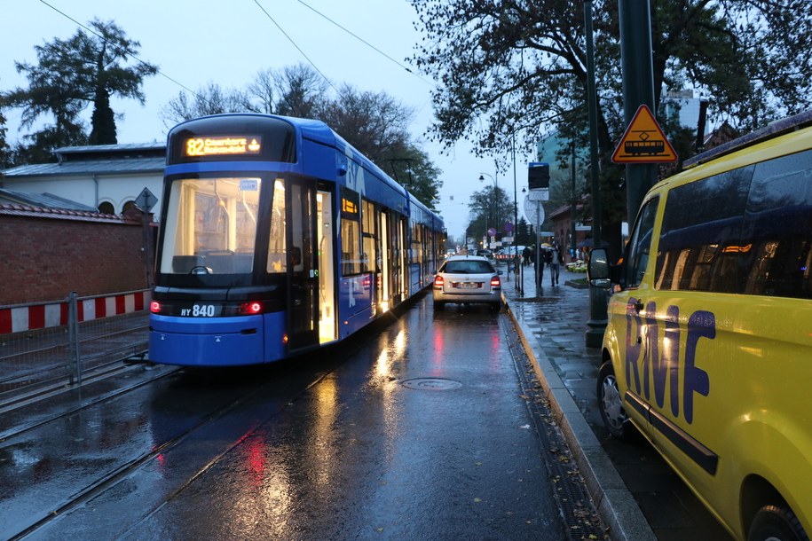 Ulica Rakowicka w Krakowie, tuż przy cmentarzy,  jest wyłączona z ruchu, dojeżdża tuam kilka dodatkowych, linii tramwajowych. /Jacek Skóra /RMF FM