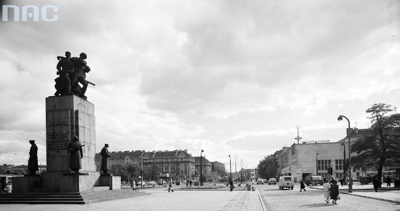 Ulica Targowa w Warszawie w latach 50. zeszłego stulecia. Widoczny Pomnik Braterstwa Broni /Z archiwum Narodowego Archiwum Cyfrowego
