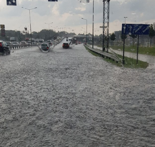 Ulica zalana podczas dzisiejszych burz /Gorąca Linia RMF FM