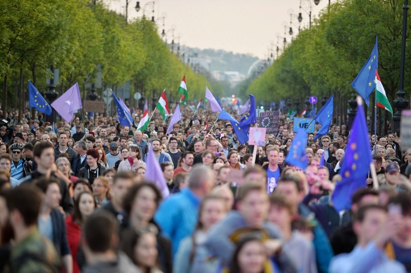 Ulicami Budapesztu przeszła demonstracja poparcia dla UE /ZOLTAN BALOGH /PAP/EPA