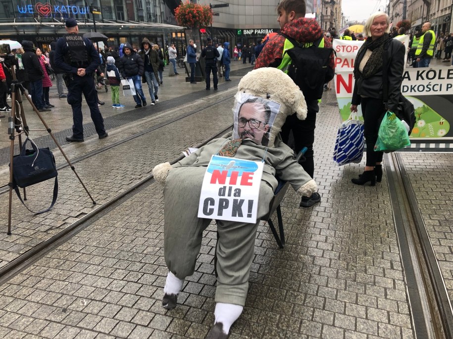 Ulicami Katowic przeszedł protest przeciw inwestycji CPK /Anna Kropaczek /RMF FM