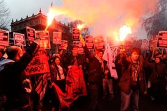Ulicami Londynu i Manchesteru przemaszerowali niezadowoleni studenci  