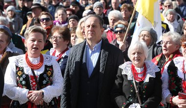 Ulicami Nowego Targu przeszedł marsz w obronie dobrego imienia Jana Pawła II [ZDJĘCIA]
