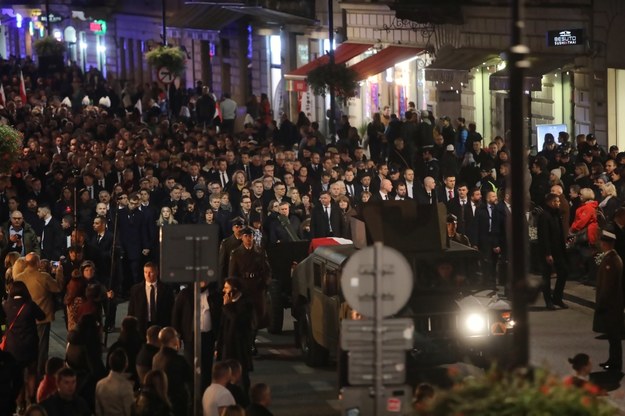 Ulicami Warszawy przeszedł kondukt pogrzebowy z trumną Kornela Morawieckiego /	Wojciech Olkuśnik /PAP