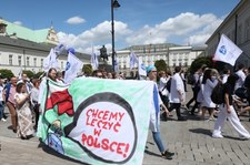 Ulicami Warszawy przeszła manifestacja lekarzy