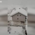 Ulicami włoskiego miasteczka w Alpach "spłynęła" lawina śnieżna