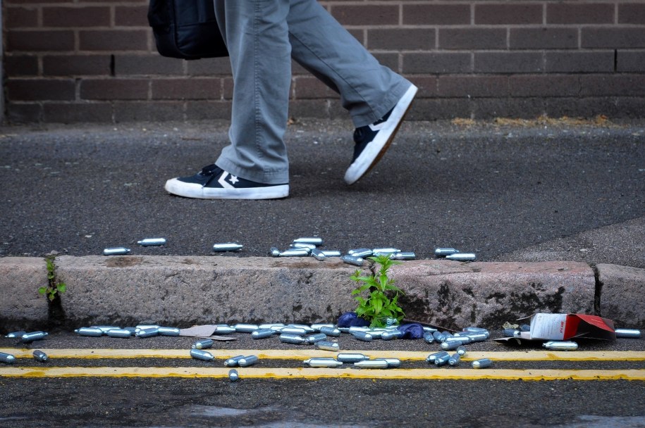 Ulice brytyjskich miast usiane są porzuconymi srebrnymi kanistrami /	Alex Hannam /PAP/PA