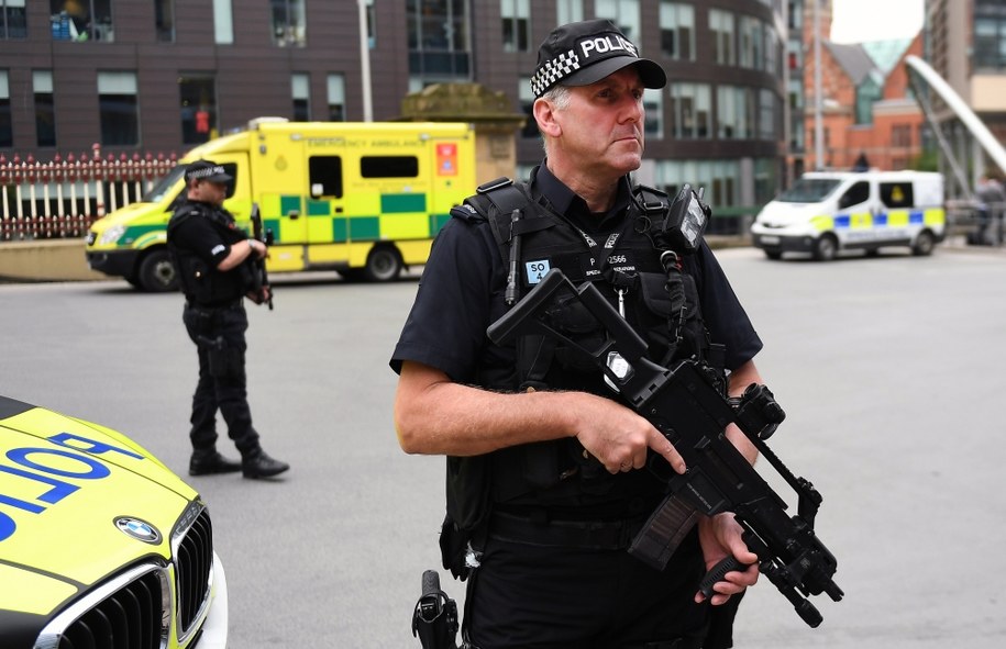 Ulice Manchesteru patrolują m.in. uzbrojeni policjanci /ANDY RAIN /PAP/EPA