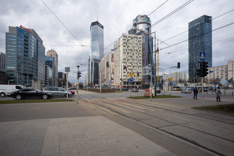 Ulice miast opustoszały. Widać to gołym okiem /Andrzej Iwańczuk /Reporter