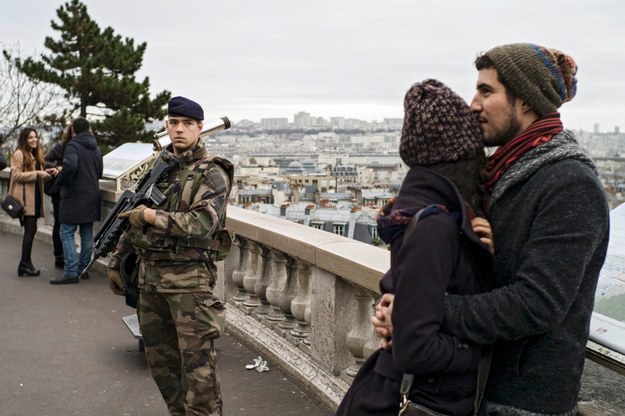 Ulice Paryża partolują m.in. uzbrojeni żołnierze /YOAN VALAT  /PAP/EPA