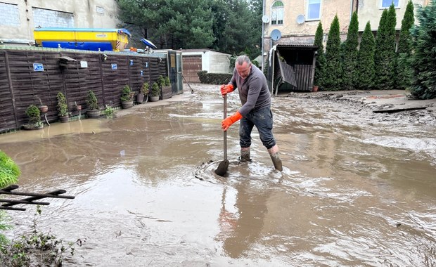 Ulice pokryte śmierdzącym szlamem. Wielkie sprzątanie w Kłodzku