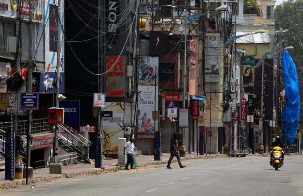 Ulice w Indiach opustoszały w trakcie społecznej kwarantanny /JAGADEESH NV /PAP/EPA