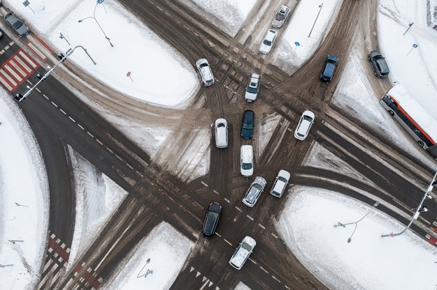 Ulice w Rzeszowie po intensywnych opadach śniegu. /Darek Delmanowicz /PAP