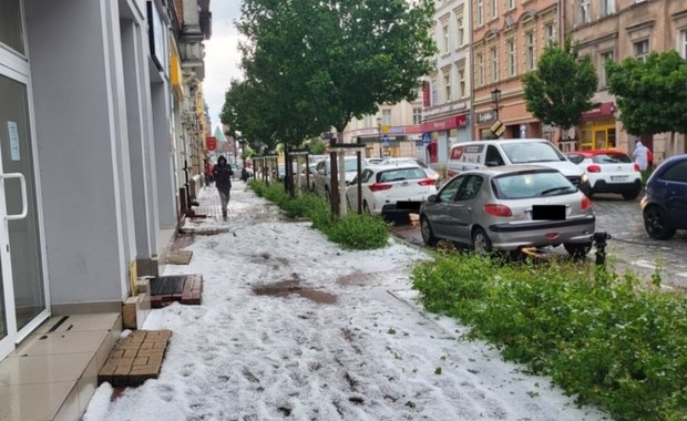 Ulice zasłane gradem, zalane budynki. Szacowanie strat po nawałnicy w Gnieźnie