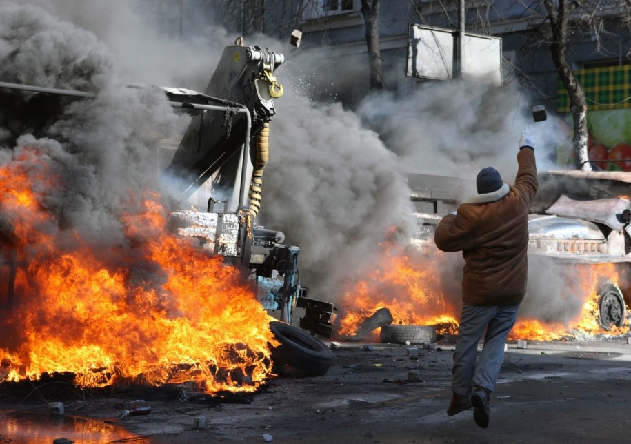 Uliczne starcia w Kijowie, giną ludzie /IGOR KOVALENKO /PAP/EPA