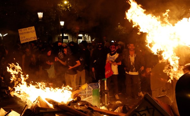 Uliczne walki w największych miastach Katalonii. W Geronie policja użyła broni gładkolufowej