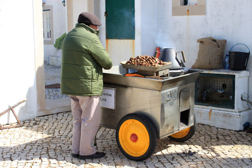 Uliczny sprzedawca pieczonych kasztanów w Portugalii /123RF/PICSEL