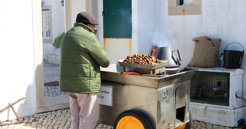 Uliczny sprzedawca pieczonych kasztanów w Portugalii /123RF/PICSEL