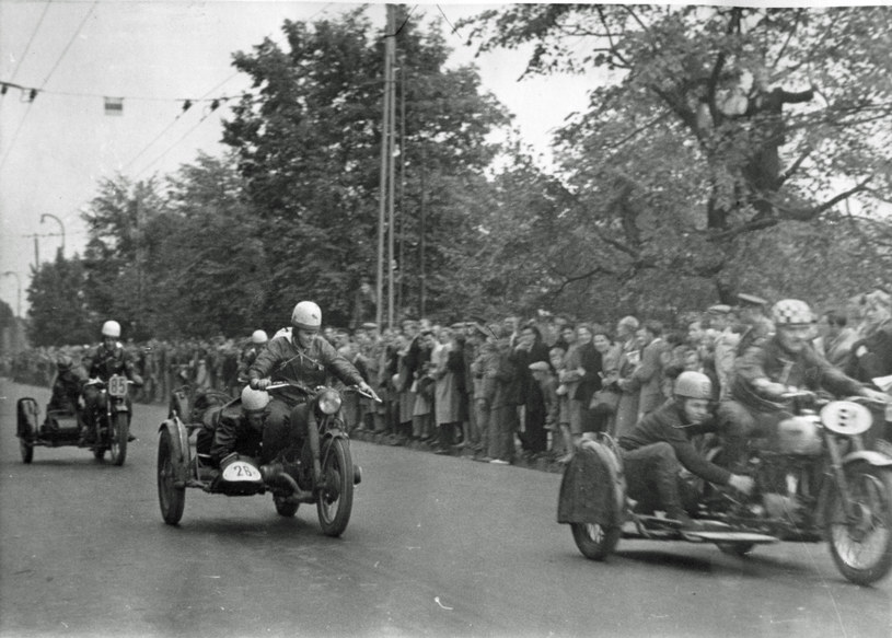 Uliczny wyścig sidecarów, czyli motocykli z przyczepą. Tłumy widzów na trasie. Przełom lat 40. i 50. XX wieku /Archiwum Tomasza Szczerbickiego