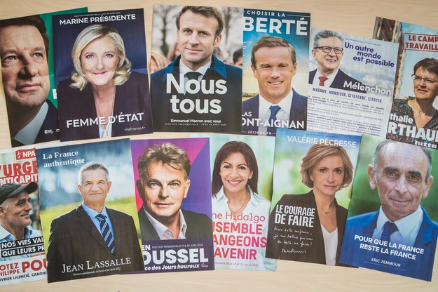 Ulotki wyborcze kandydatów na prezydenta Francji /Christophe Petit-Tesson /PAP/EPA