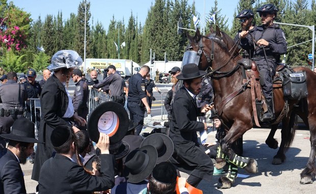 Ultraortodoksyjni Żydzi chcą uniknąć poboru. Starli się z policją