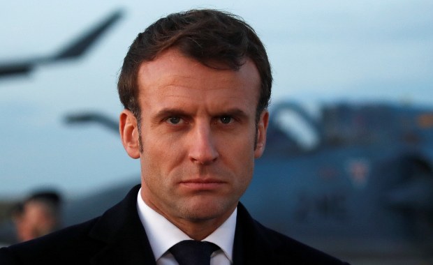 Ulubiona restauracja Macrona spalona. Prezydent musiał uciec z teatru