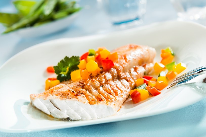 Umiarkowana kaloryczność codziennej diety może przynosi wiele korzyści zdrowotnych, wykraczających poza utratę wagi /123RF/PICSEL
