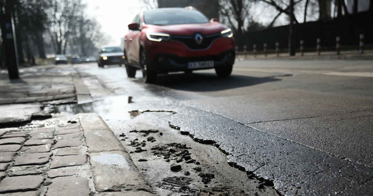 Umiejętne przejeżdżanie dziur pozwala wydłużyć żywotność podzespołów samochodu /OSKAR NOWAK/ POLSKA PRESS /East News