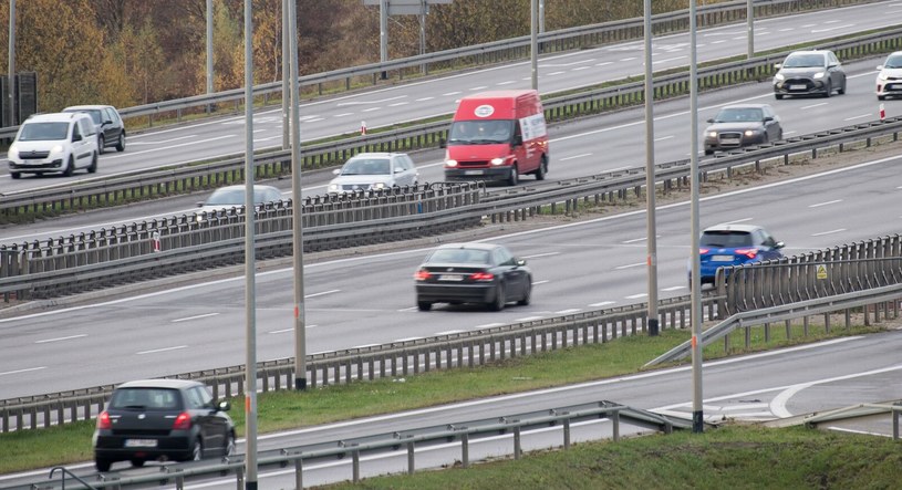 Umiejętność prawidłowej zmiany biegów to podstawa bezpiecznej i płynnej jazdy. /Wojciech Strozyk/REPORTER /East News