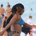 Umięśniona Serena Williams na plaży