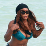 Umięśniona Serena Williams na plaży