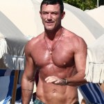 Luke Evans Umięśniony Luke Evans pokazał się na plaży