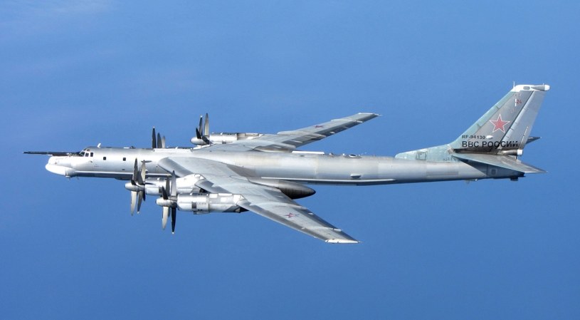 Umieszczenie systemu cumowania dronów na, chociażby takim TU-95 mogłoby stworzyć prawdziwy podniebny lotniskowiec /UK Royal Air Force Photo /materiały prasowe