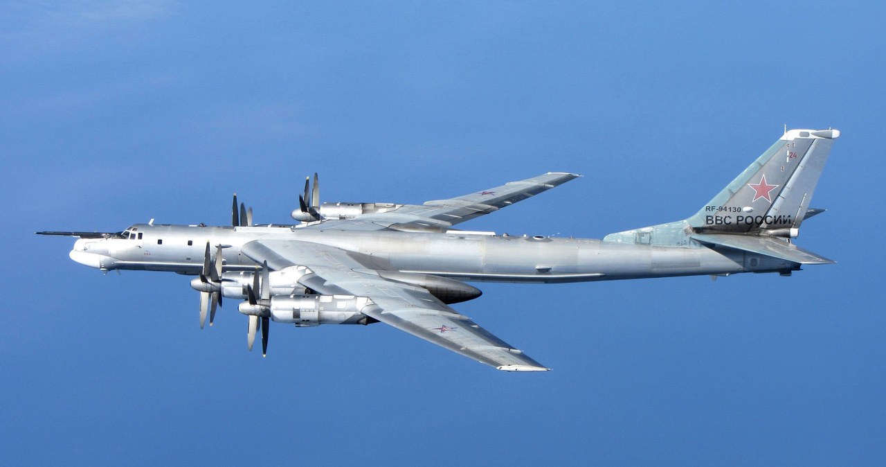 Umieszczenie systemu cumowania dronów na, chociażby takim TU-95 mogłoby stworzyć prawdziwy podniebny lotniskowiec /UK Royal Air Force Photo /materiały prasowe