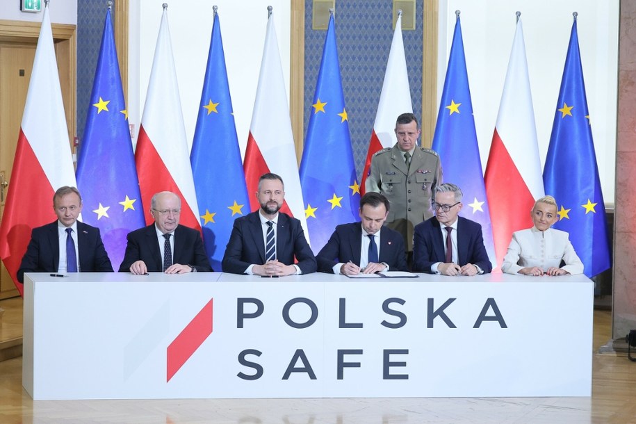 Umowa ws. programu SAFE podpisana. Do Polski ma trafić prawie 44 mld euro /Adam Burakowski   /East News