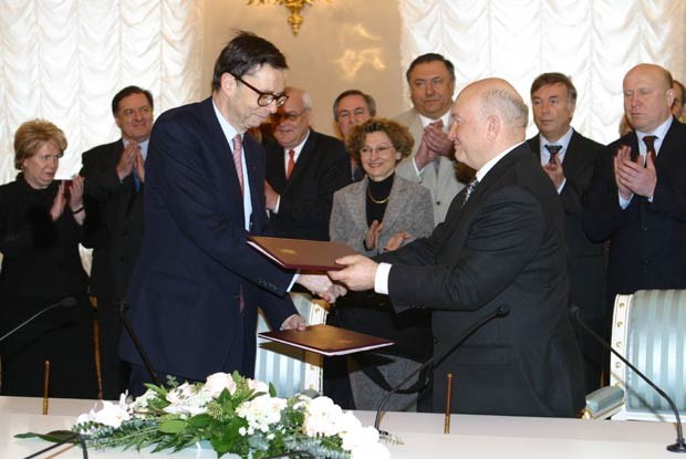 Umowę w moskiewskim ratuszu podpisali Louis Schweitzer i Yuri Luzhkov /INTERIA.PL