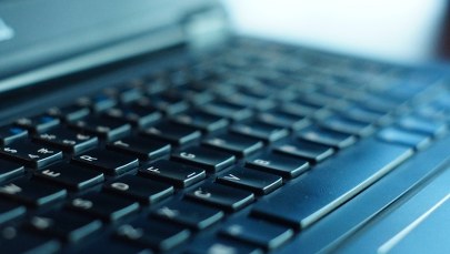 Umówił się przez internet z 14-latką. Prokuratura umorzyła postępowanie