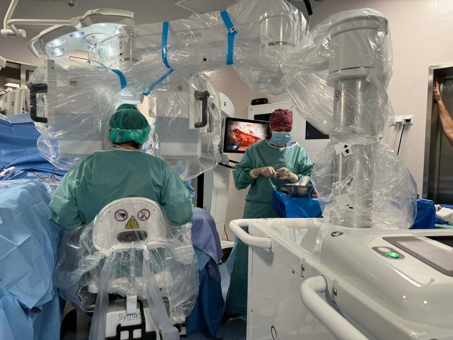 Umożliwia wykonywanie zabiegów na najdrobniejszych naczyniach /Wojskowy Szpital Kliniczny w Krakowie /