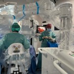 Umożliwia wykonywanie zabiegów na najdrobniejszych naczyniach. Rozpoczął pracę w krakowskim szpitalu